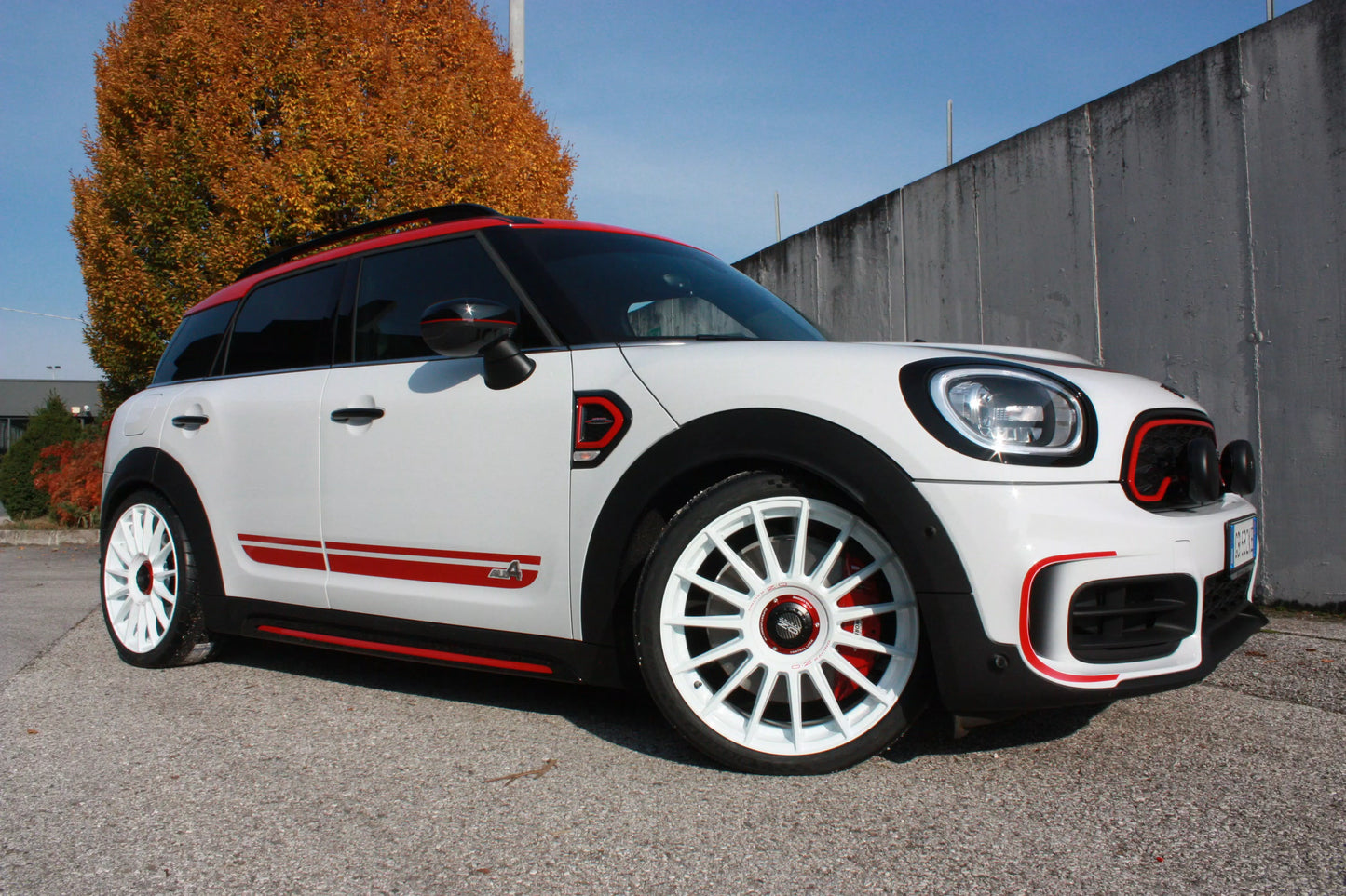 OZ Racing Superturismo WRC 8x18 ET45 5x114,3 Race White + Pirelli P-Zero HN 215/40 R18 89Y XL – Komplettradsatz inkl. Montage (4x)