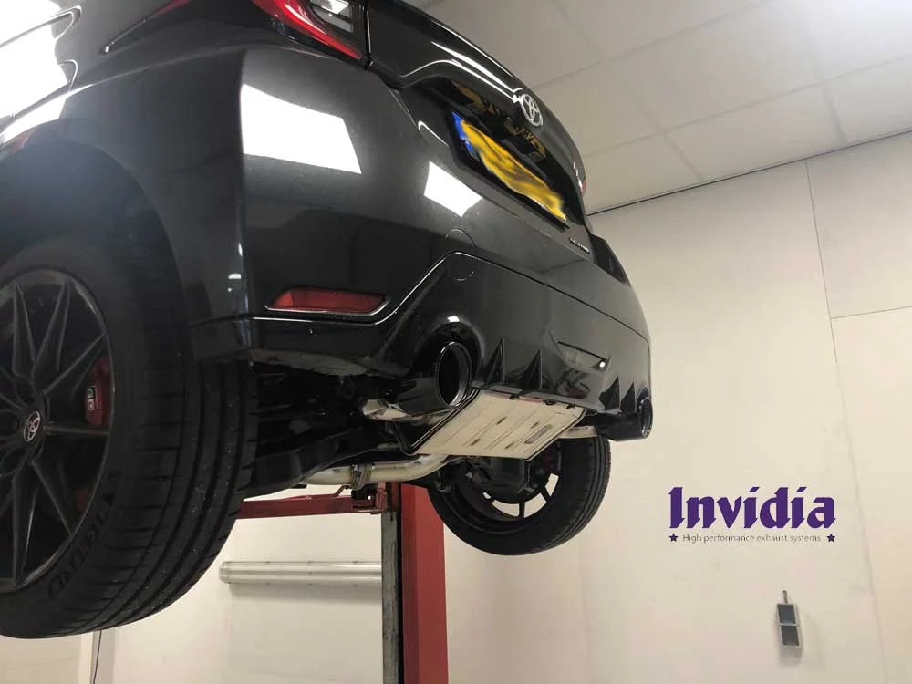 Invidia Q300 Toyota Yaris GR Schwarz gebördelt