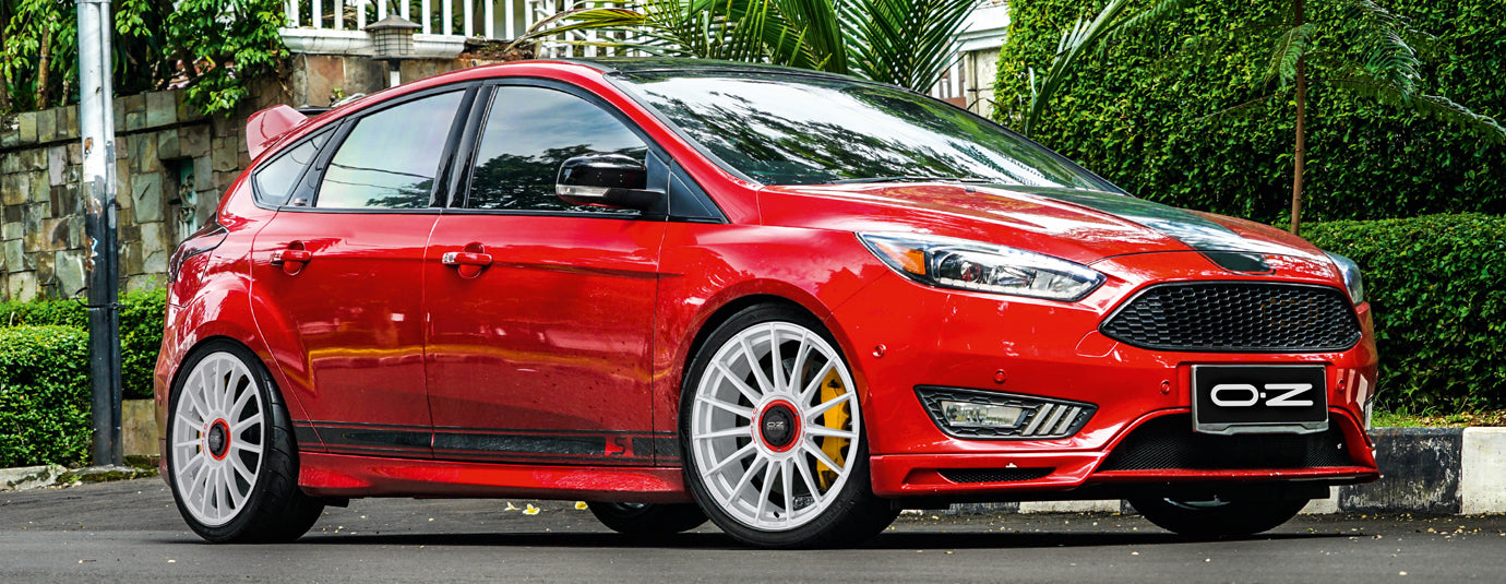 OZ Racing Superturismo WRC 8x18 ET45 5x114,3 Race White + Pirelli P-Zero HN 215/40 R18 89Y XL – Komplettradsatz inkl. Montage (4x)