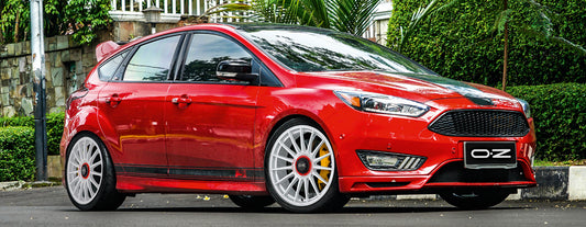 OZ Racing Superturismo WRC 8x18 ET45 5x114,3 Race White + Pirelli P-Zero HN 215/40 R18 89Y XL – Komplettradsatz inkl. Montage (4x)